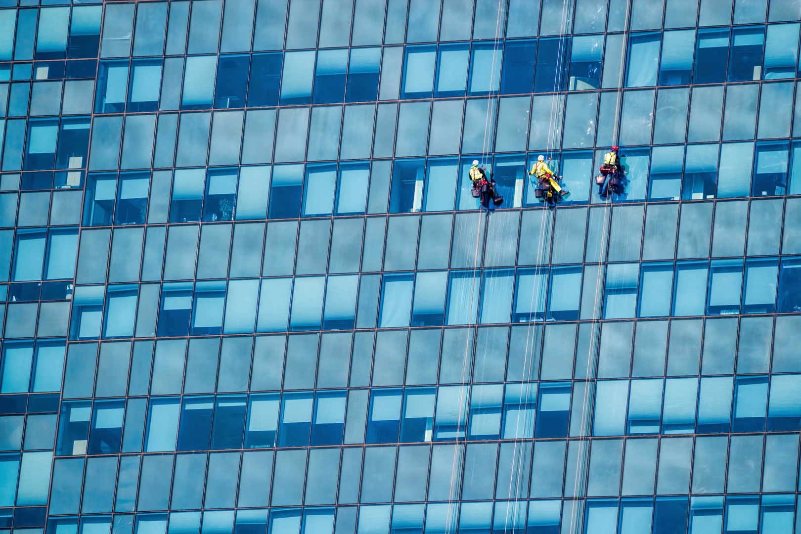 Pulizia vetri e vetrate in quota a Milano